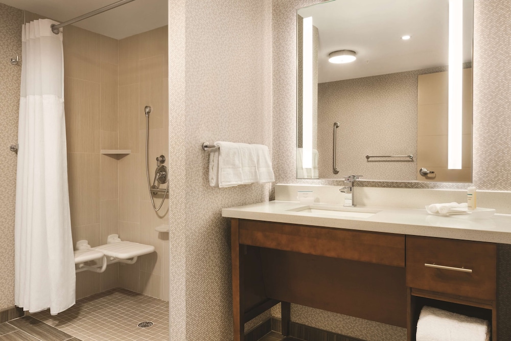 Suite, 2 Queen Beds, Accessible (Roll-in Shower) photo 3
