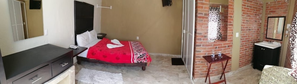 Standard Studio Suite, Bathtub