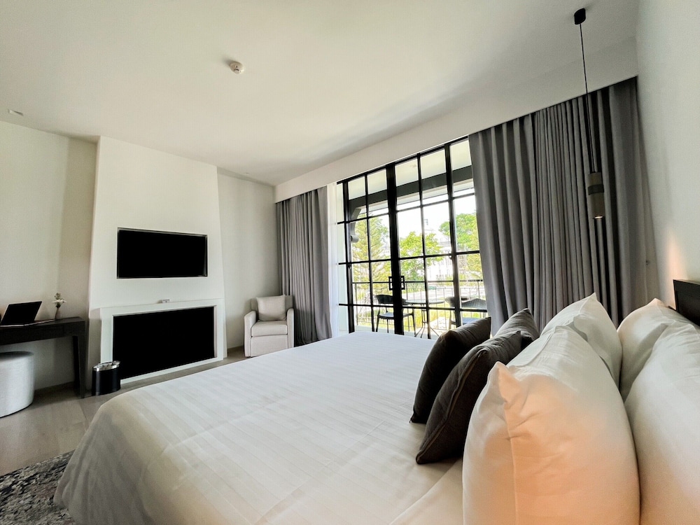 Deluxe Corner with Bathtub - Photo 2