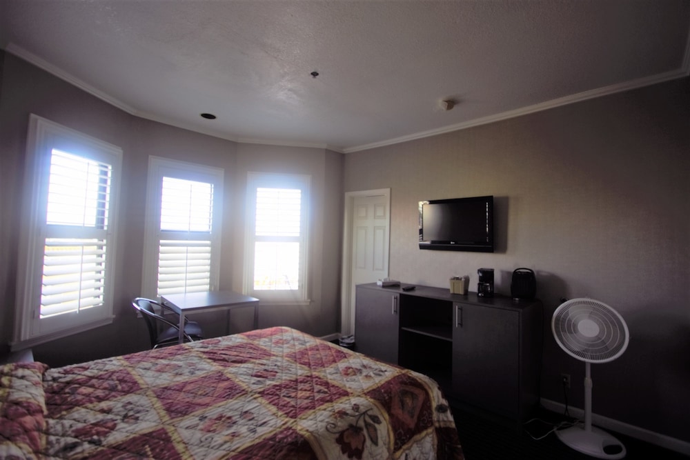 Standard Room, 1 Queen Bed - Photo 1