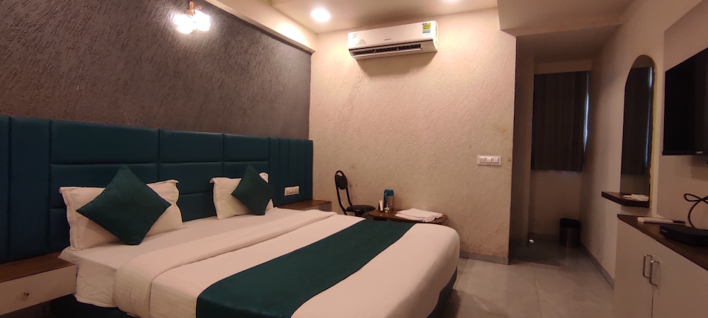 Deluxe Room, 1 Double Bed, City View