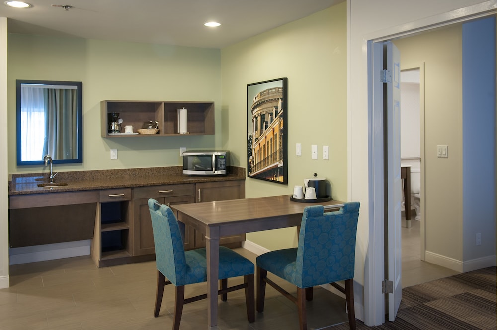 Suite, 1 King Bed, Accessible (Hearing) - Photo 3