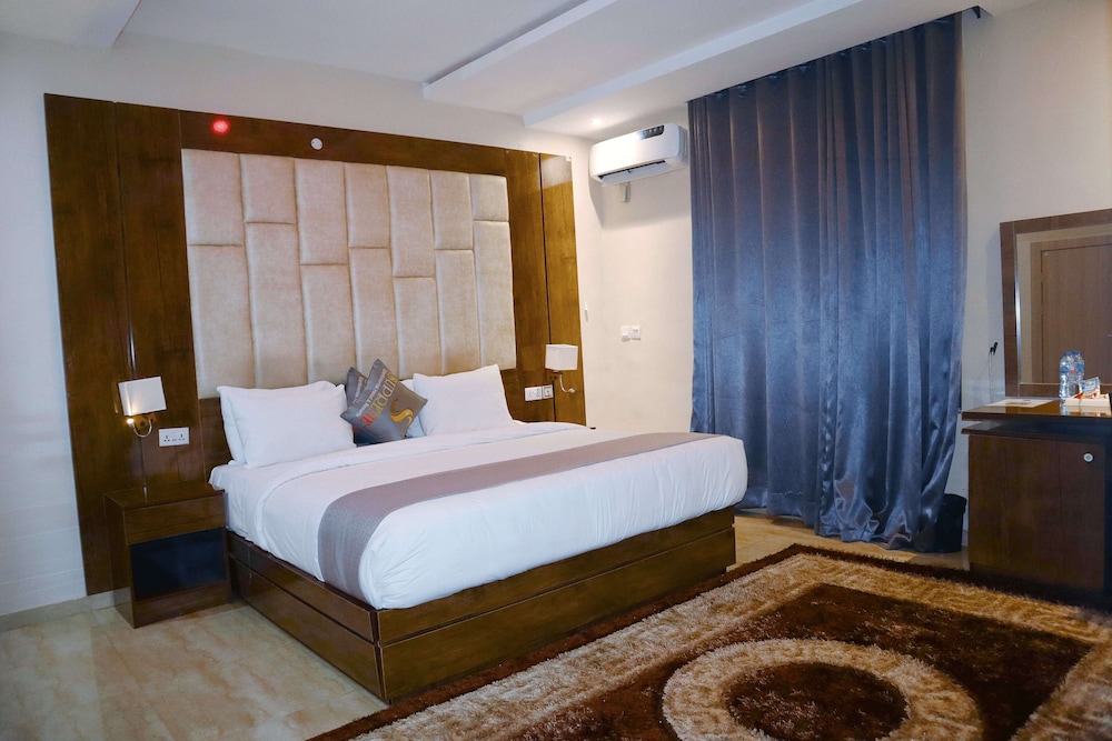Executive Suite, Balcony, Pool View photo 1