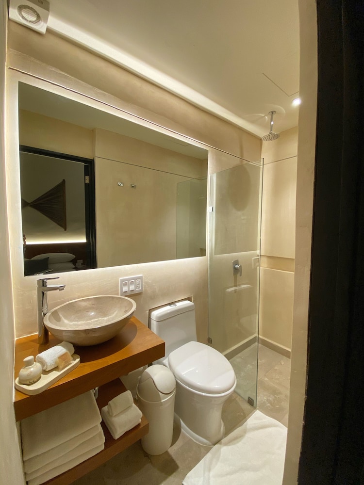 Premium Room, 1 Queen Bed - Photo 3