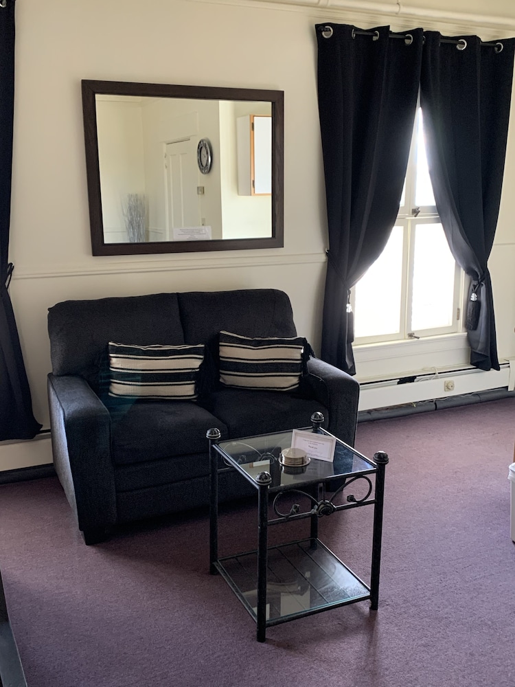 Superior Room, 1 King Bed, Non Smoking, Ensuite photo 2
