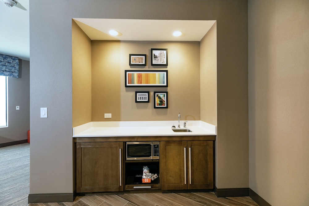 Suite, 1 King Bed, Non Smoking, Refrigerator & Microwave (Wet bar) - Photo 2