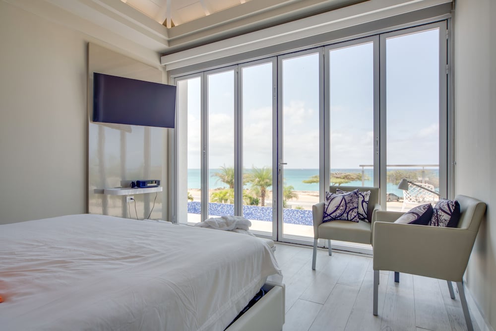 Master King Ocean View Suite with an Extra Room and Semi Private Infinity Pool photo 3