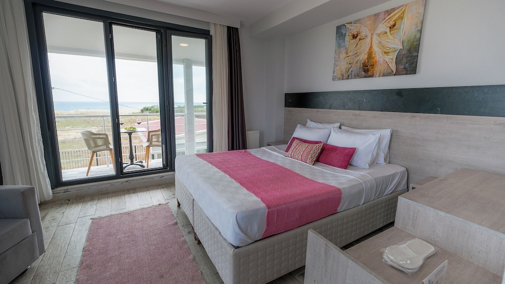 Deluxe Room with Balcony Sea View - Photo 1