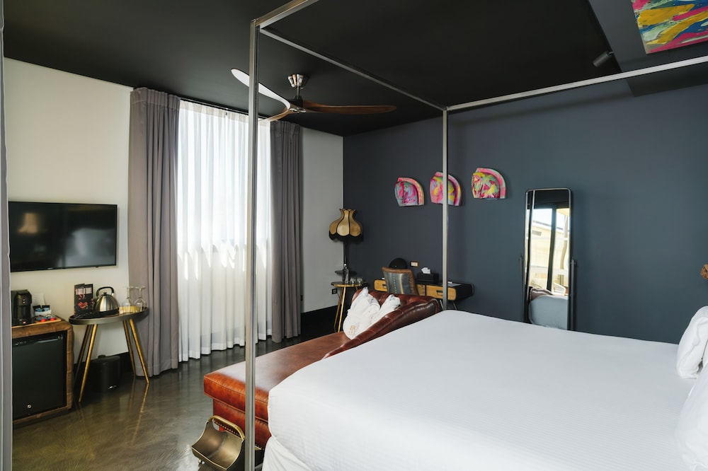 Petitte Penthouse