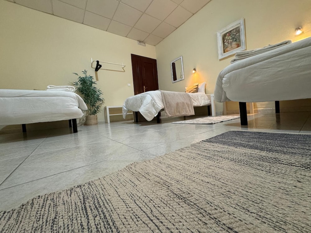 Habitación Cuádruple Estándar, Vista a la Ciudad