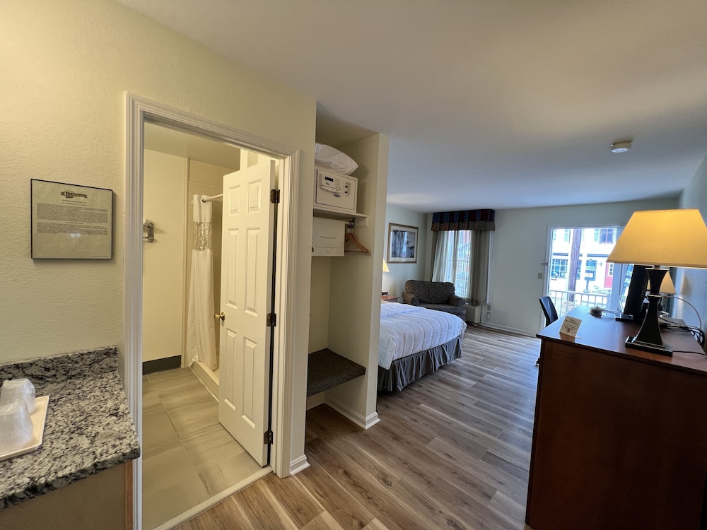 Room, 1 Queen Bed with Sofa bed, Non Smoking (Veranda No Pets) - Photo 3