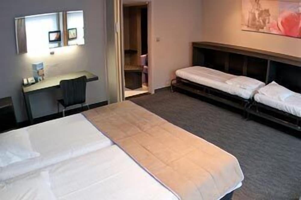 Family Room photo 3