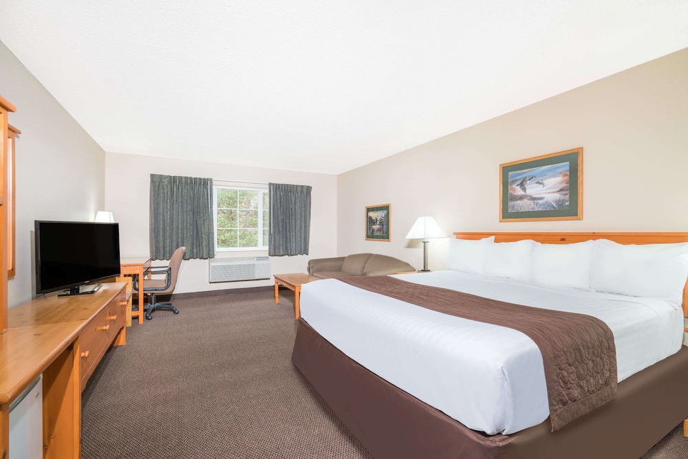 Suite, 1 King Bed with Sofa bed, Non Smoking - Photo 2