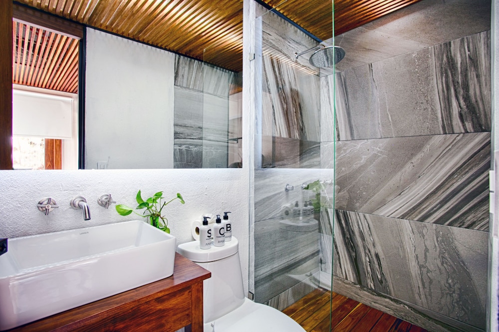 Economy Room, 1 Double Bed, Pool Access photo 3