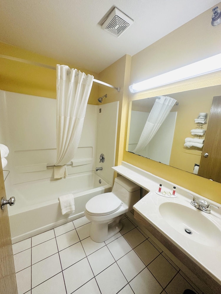 Suite, 1 King Bed - Photo 3