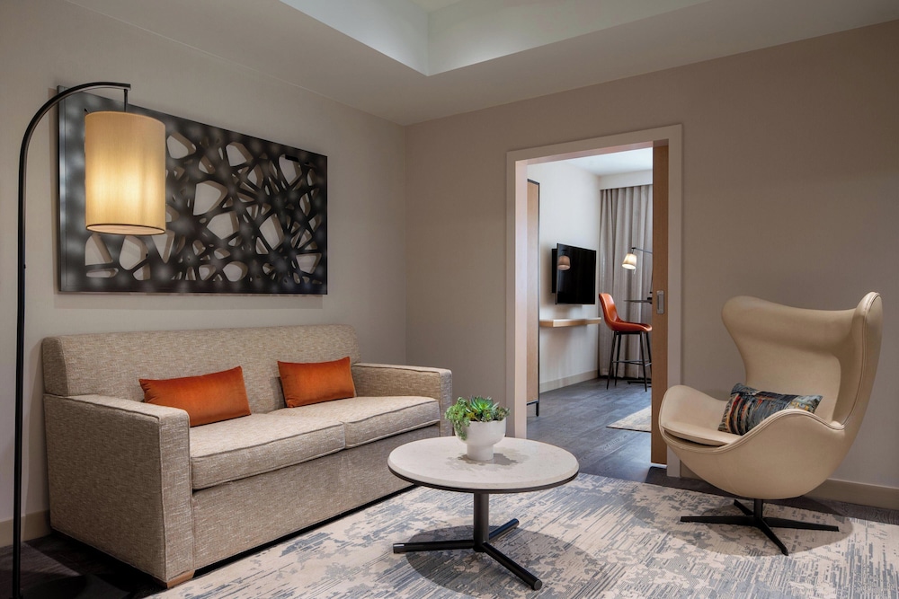 Suite, 1 Bedroom (Mobility Accessible, Roll-in Shower) - Photo 3