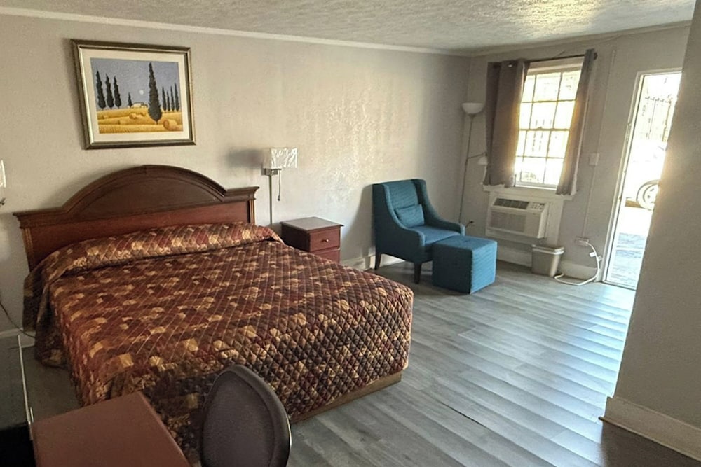 Room, 1 King Bed, Smoking - Photo 3