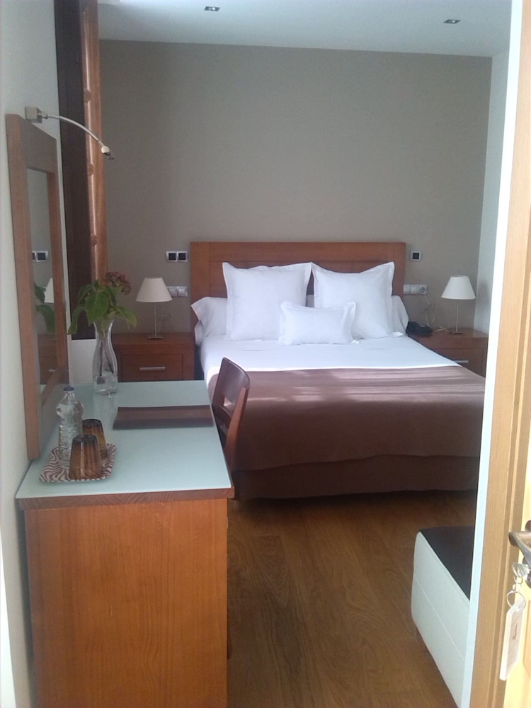 Standard Double or Twin Room - Photo 3