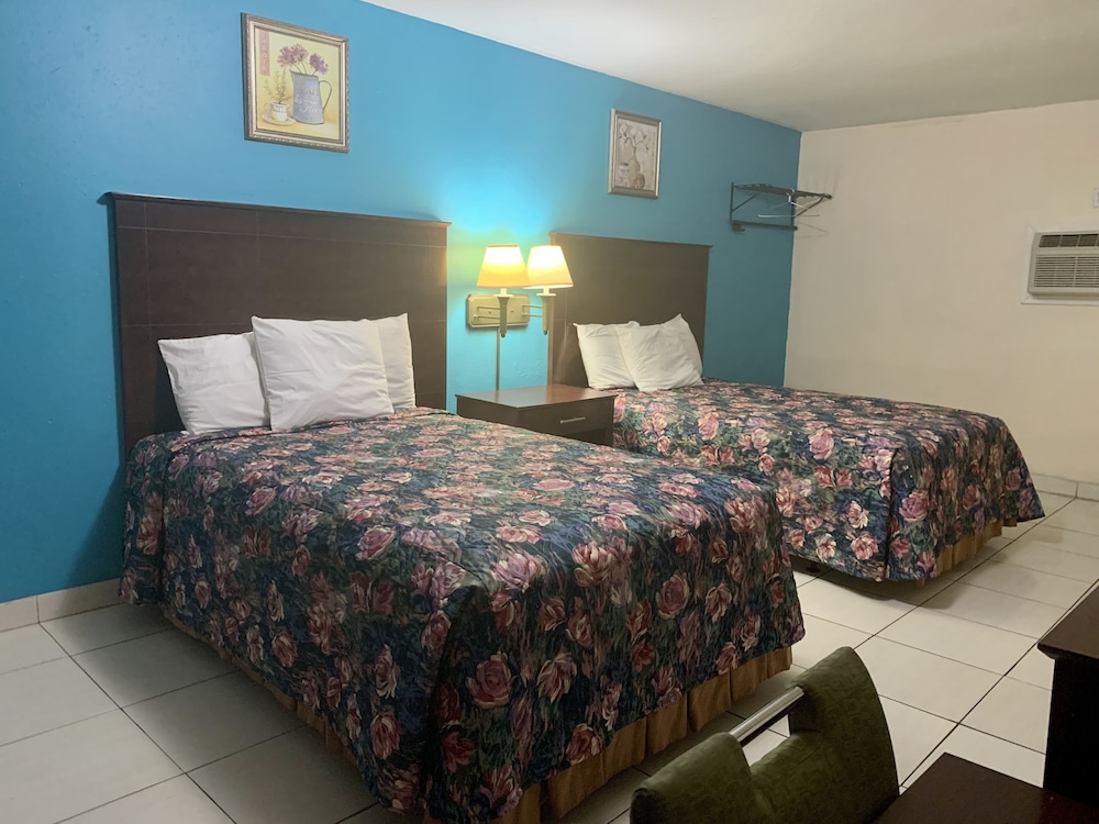 Standard Double Room, 2 Double Beds, Non Smoking, Refrigerator & Microwave photo 1