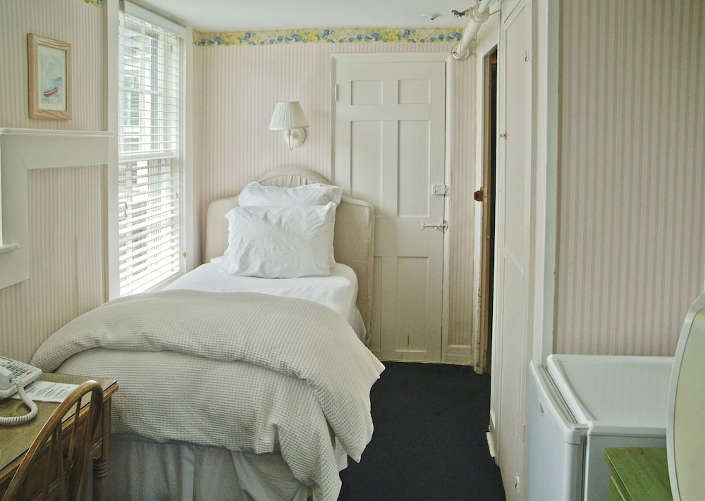 Single Room, Shared Bathroom photo 1
