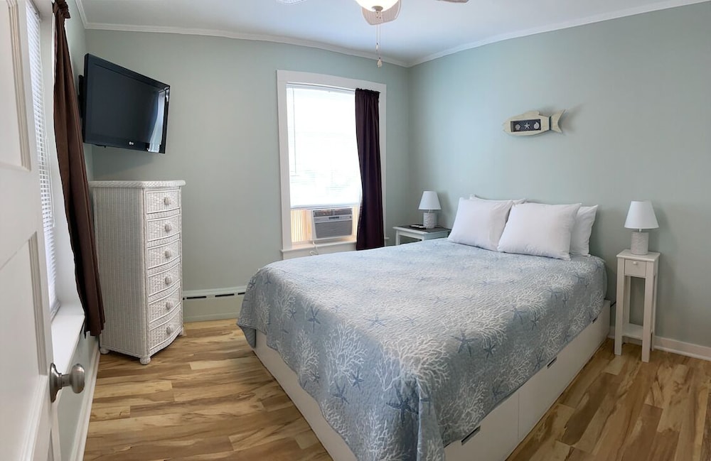 Apartment #2 - 1 bedroom, full kitchen, private deck, 1st floor