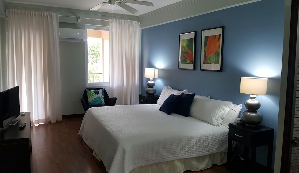 Junior Room, 1 King Bed, Balcony, Pool View photo 1