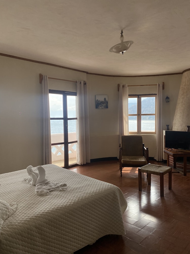 Honeymoon Room, 1 Queen Bed, Balcony, Lake View photo 3