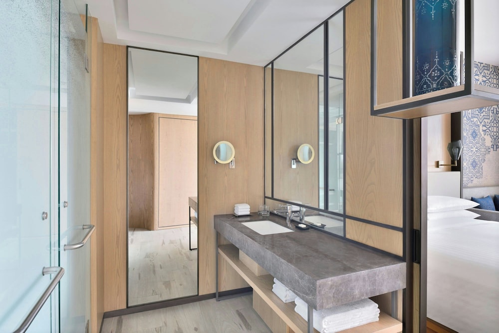 Deluxe Room, 2 Twin Beds, Pool View (Balcony) - Photo 3