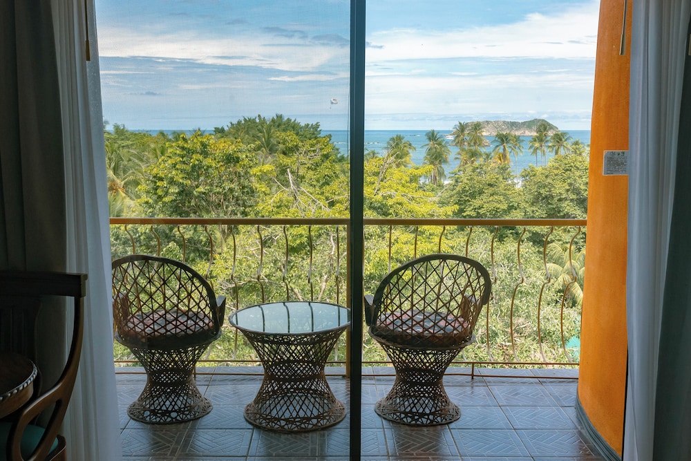 Deluxe Room with Partial Ocean View, One king bed - Photo 5