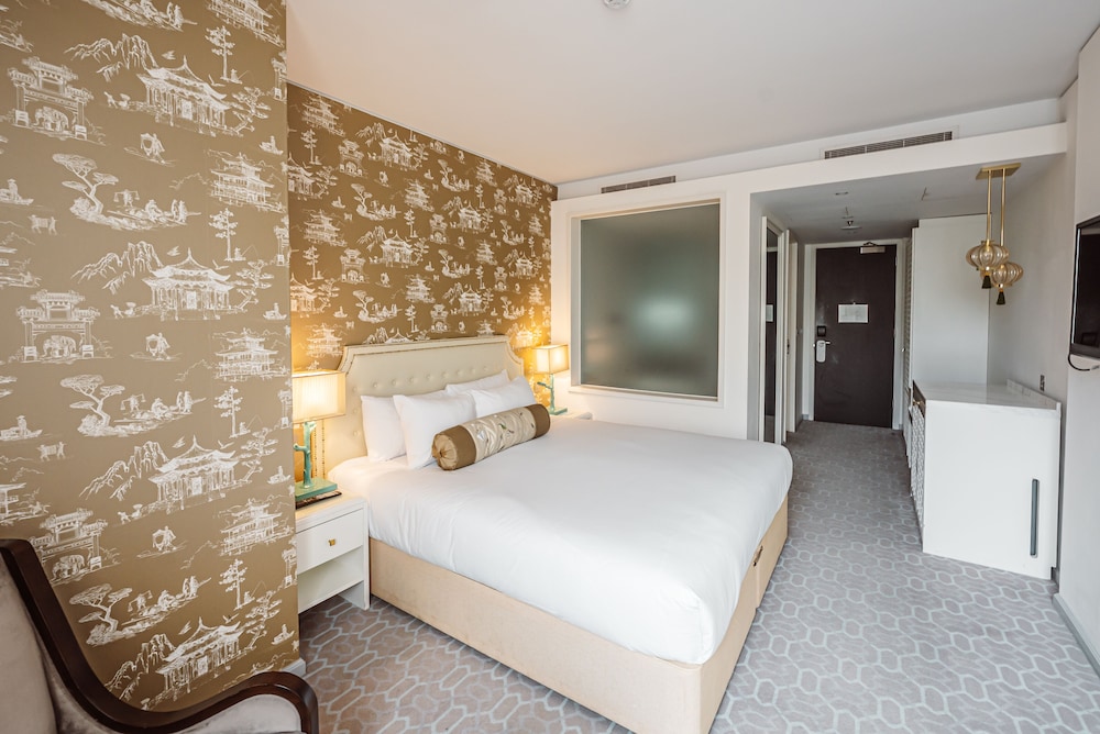 Deluxe Room, 1 King Bed thumbnail 5