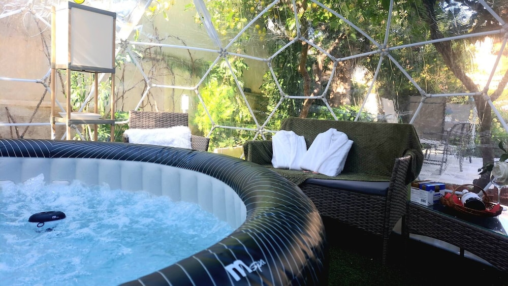 Relax in Elliniko Hidden Gem-vintage Bungalow With Garden and Hot Tub in an Iglo, Billede 9