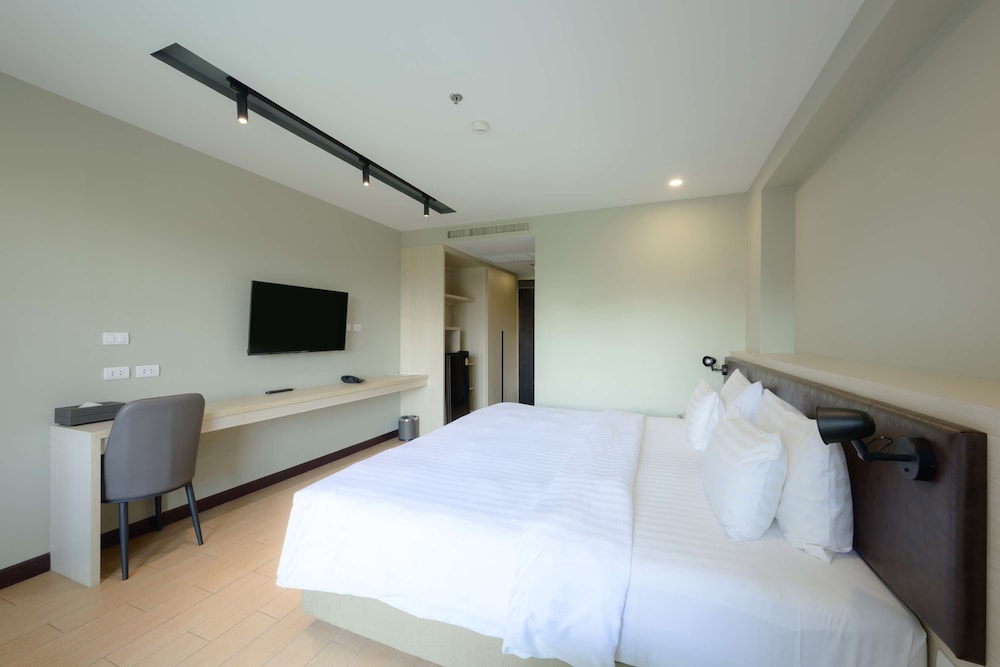 Deluxe Room, Bathtub - Photo 6