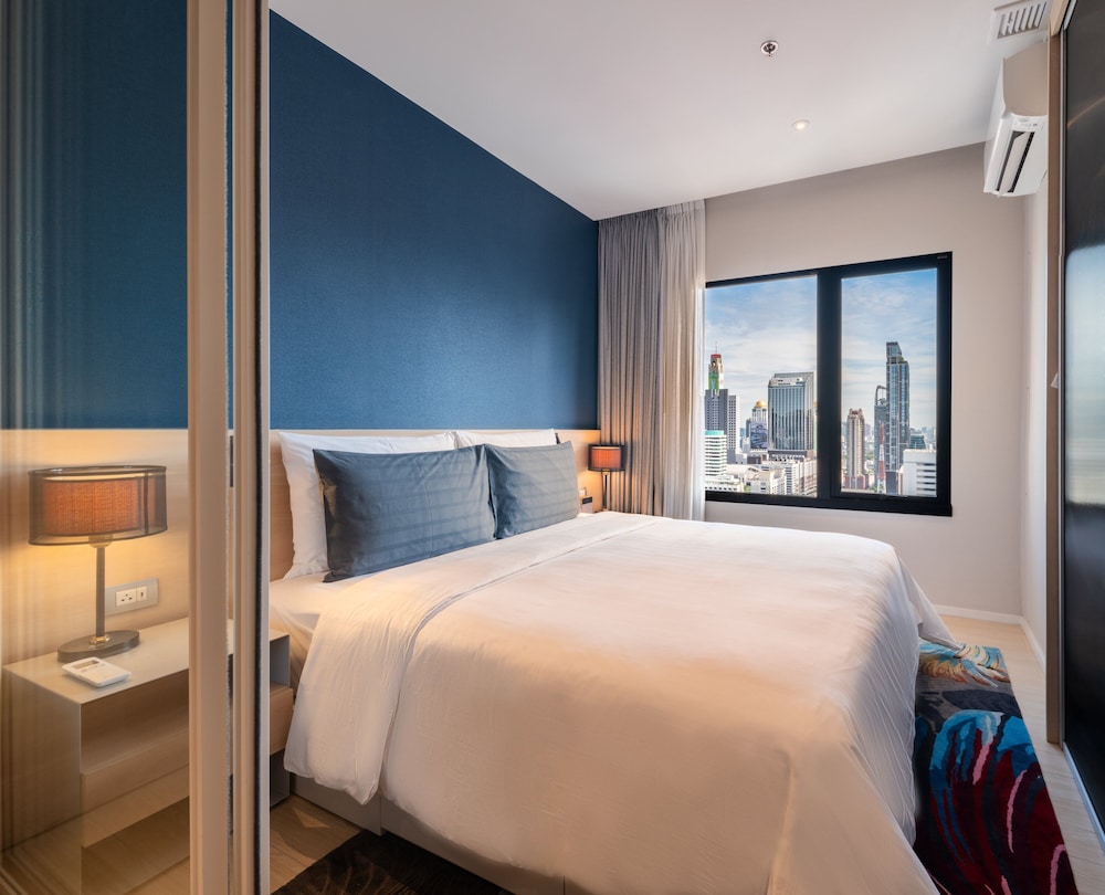 Suite, 1 King Bed (Sky) thumbnail 5
