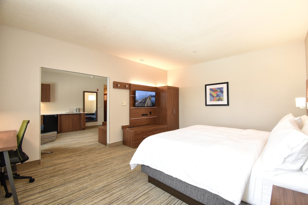 Suite, 1 King Bed (with Separate Living Area) photo 1