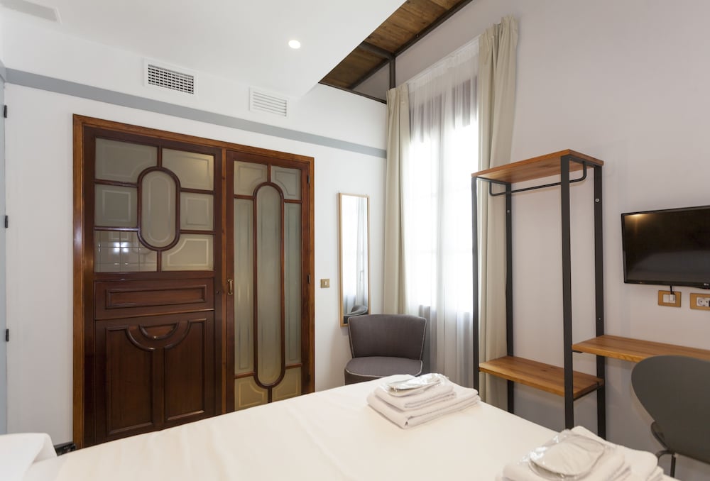 Classic Double Room, 1 Queen Bed, City View - Photo 3