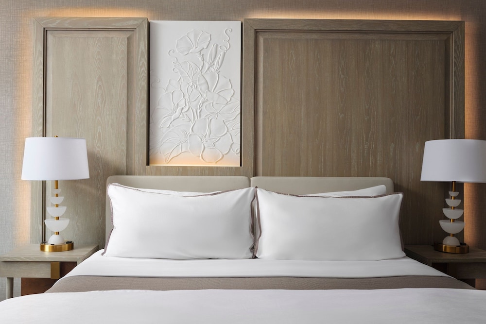 Grand Room, 1 King Bed with Sofa bed - Photo 4