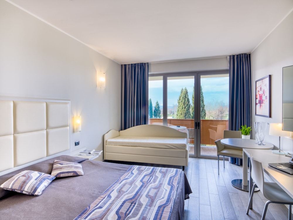 Standard Double or Twin Room (Main Building) - Photo 9