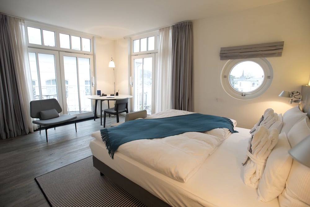 Double Room, Partial Sea View, Corner thumbnail 5