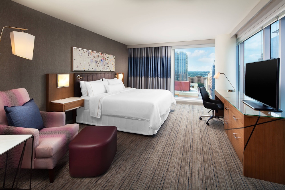 Executive Room, 1 King Bed, City View (Mobility/Hearing Accessible, Tub) photo 3
