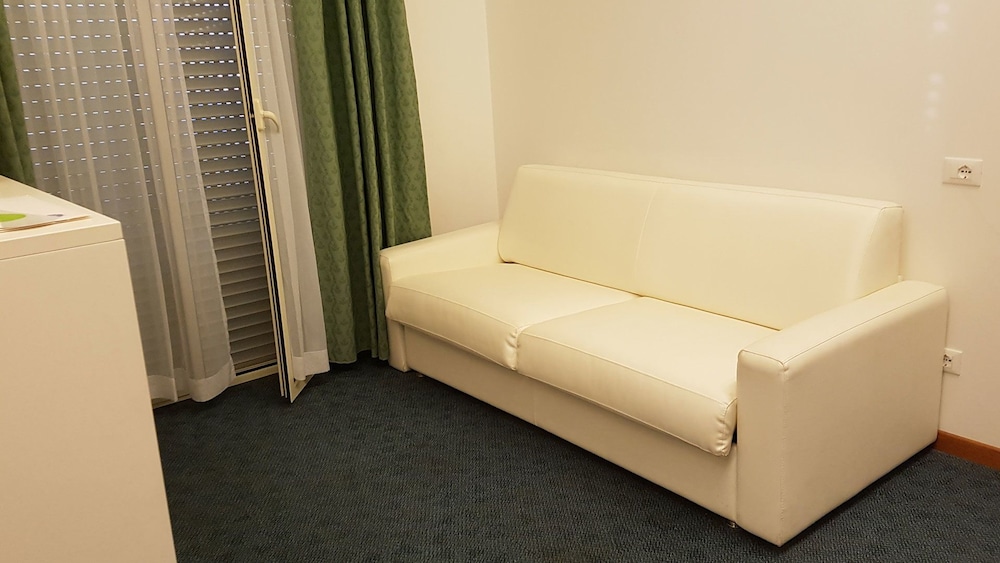 Family Room, 1 Queen Bed With Sofa Bed photo 3