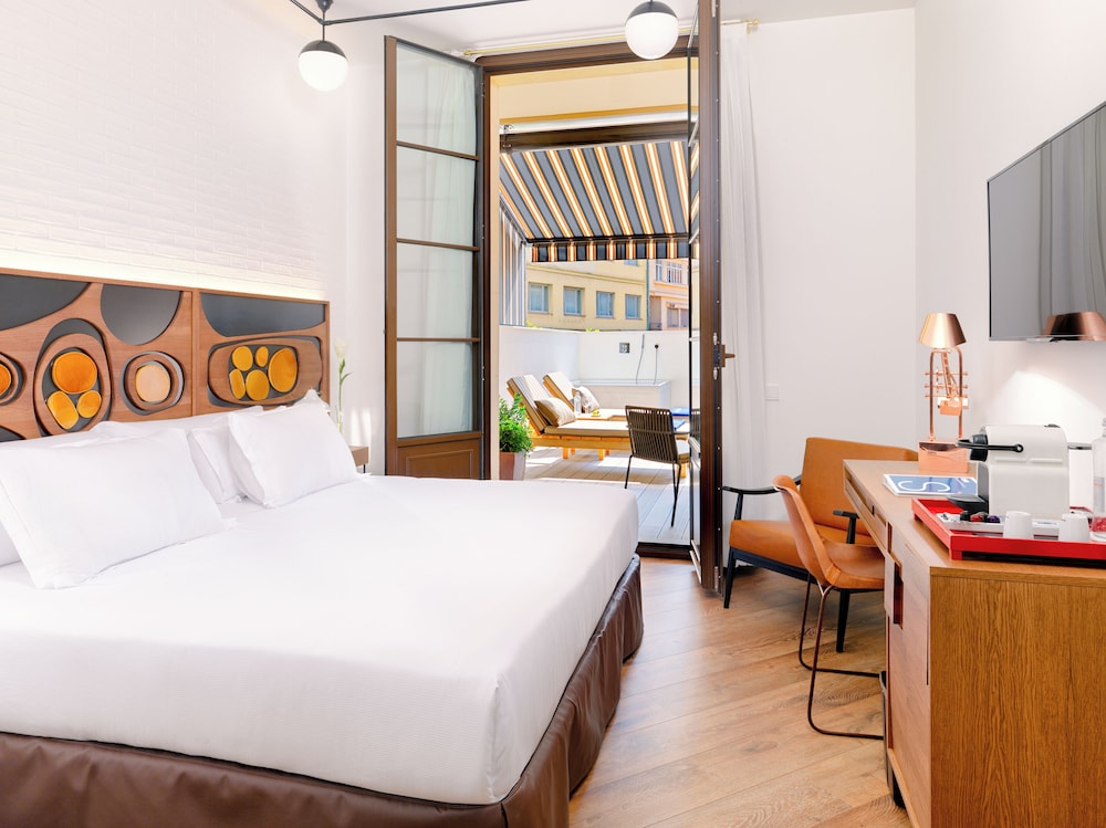 Deluxe Double Room Single Use, Terrace (Jacuzzi) thumbnail 5