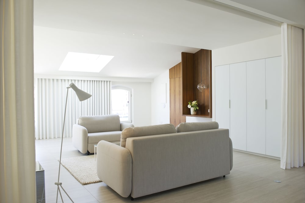 Prestige Suit, Port view - Photo 20