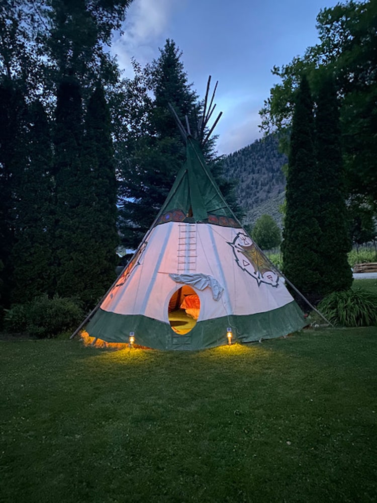 Basic Tent, 1 Queen Bed, Shared Bathroom photo 1