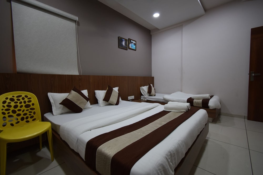 Three Bed AC Room - Photo 3