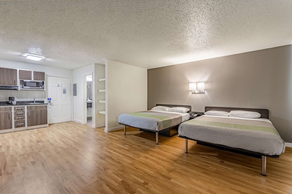 Deluxe Suite, 2 Queen Beds, Smoking, Kitchenette photo 1