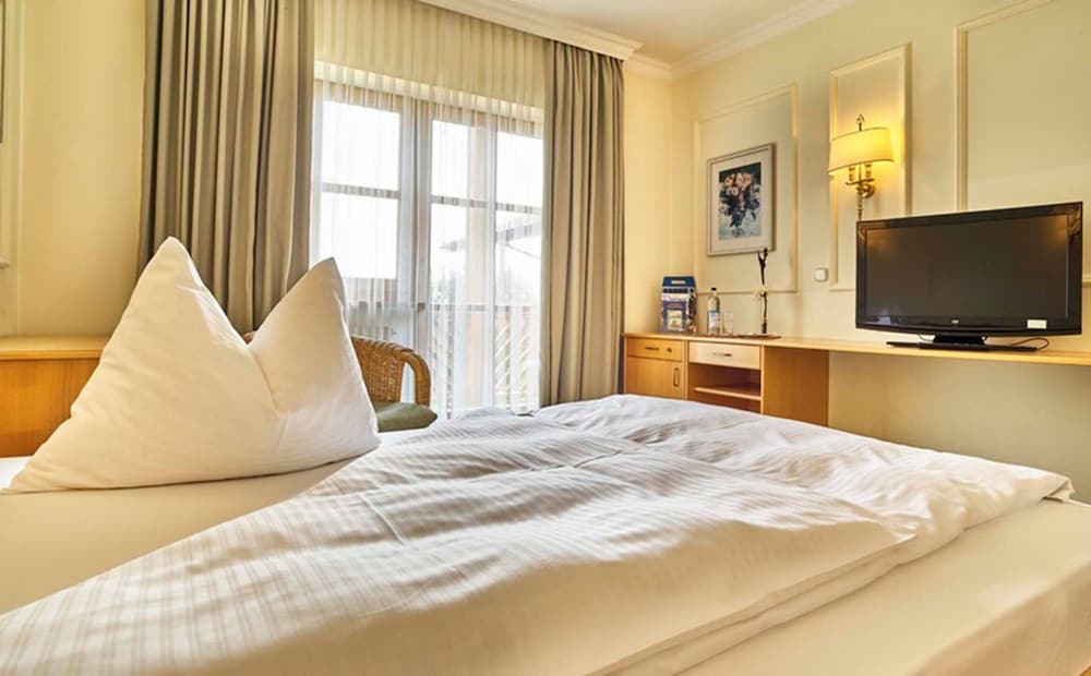 Classic Room, 1 Queen Bed, Non Smoking, Resort View photo 3