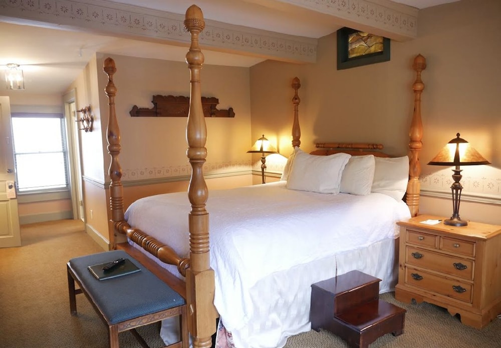 Deluxe Room, 1 Queen Bed photo 3