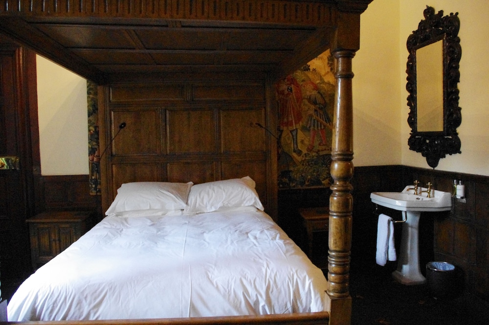 Classic Double Room (Four Poster) photo 3
