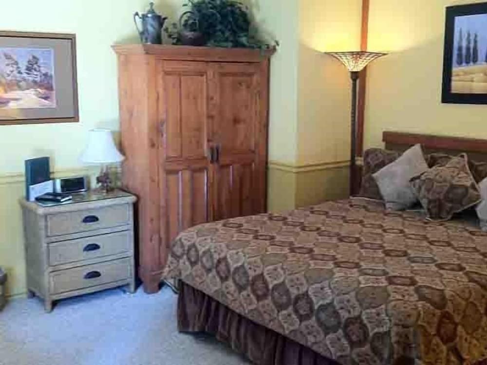 Superior Double Room, Ensuite (Prairie Ranch King Room) photo 2