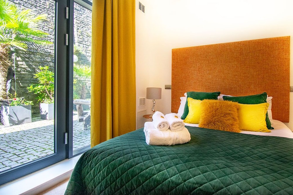 Standard Room, 1 King Bed, Courtyard View photo 1